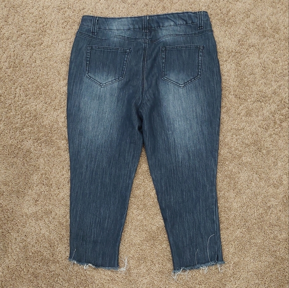 ❤️SALE! ASHLEY STEWART Distressed Crop Jean Capris - Picture 3 of 8